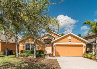 Watersong Resort 81, Davenport is a three bed two bath villa to sleep six with private pool & games room with pool table. All on one level, the accommodation is comfortable & airy. Gated resort has clubhouse & resort pool. Close to golf course & 30 minutes from Disney.