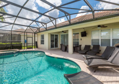 The spillover tub & swimming pool at Windsor Hills Resort 602, Kissimmee