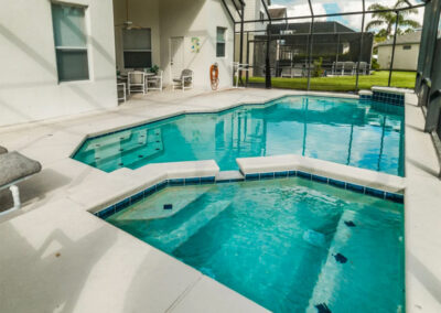 The spillover tub & swimming pool at Windsor Palms Resort 6, Kissimmee