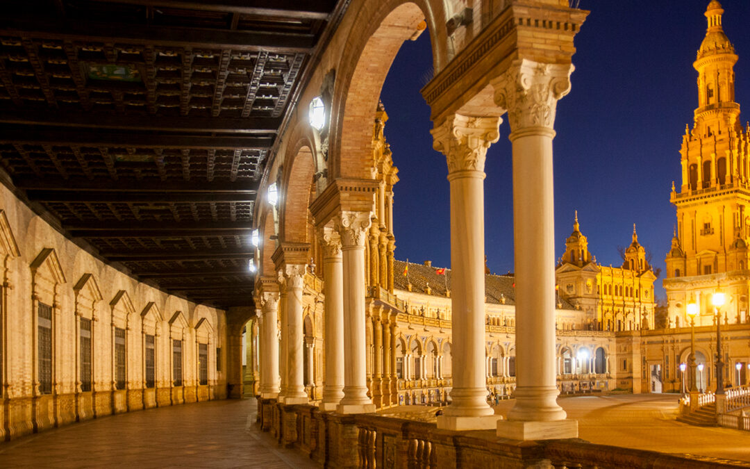 The overwhelming Plaza de España is the most famous square in Seville. Several buildings were designed for the Ibero-American exhibition of 1929 in and around the Maria-Luisa Park. Aníbal González designed this Spanish square, which is in Spanish Renaissance style with a diameter of 200 metres. Of note are the 52 benches and mosaics of tiles located at the foot of the building on the Spanish square. These 52 frescos depict all 52 Spanish provinces. The tiles are typical of Andalucía, the so-called azulejos. Spanish tourists visiting Seville are only too happy to pose in their own province.
